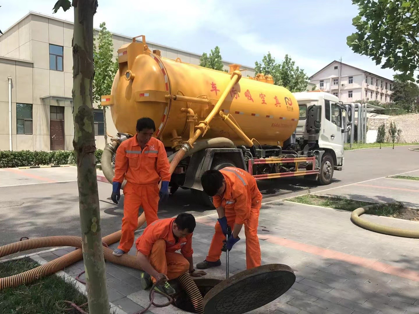 石楼管道疏通车停在窨井附近