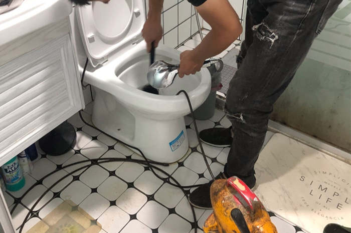 石楼马桶堵塞自己疏通还是找师傅?专业上门服务让你省时更省心